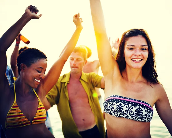 Les gens qui célèbrent à Beach Party Concept — Photo