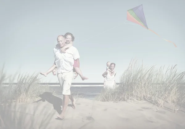 Rodina hrát Beach koncept — Stock fotografie