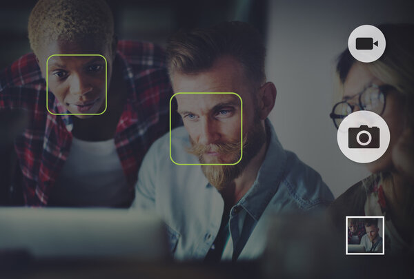 женщины и мужчины, работающие за компьютером
