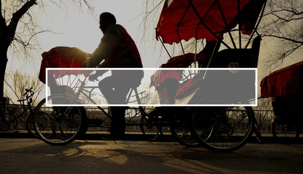 Silueta gente paseo por rickshaw — Foto de Stock
