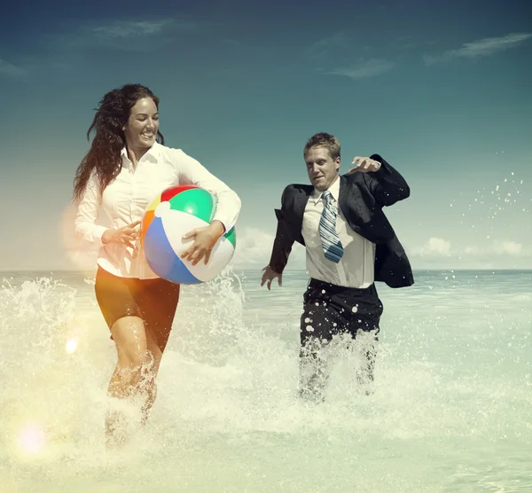 Gente de negocios divirtiéndose jugando en Beach Concept — Foto de Stock