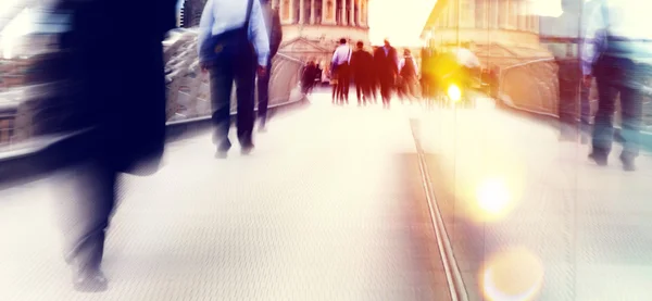 Persone che camminano dall'altra parte della strada — Foto Stock