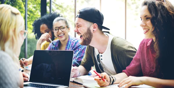 Högskolestudenter brainstorming i klassrummet — Stockfoto