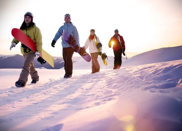 Люди катаются на сноуборде зимой, в горах — стоковое фото