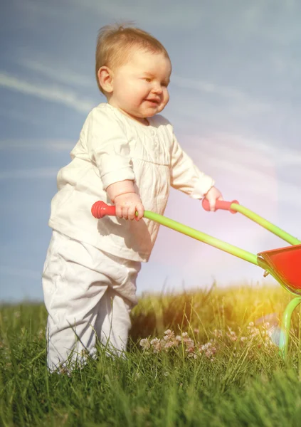 Bambino che gioca nel giorno soleggiato — Foto Stock