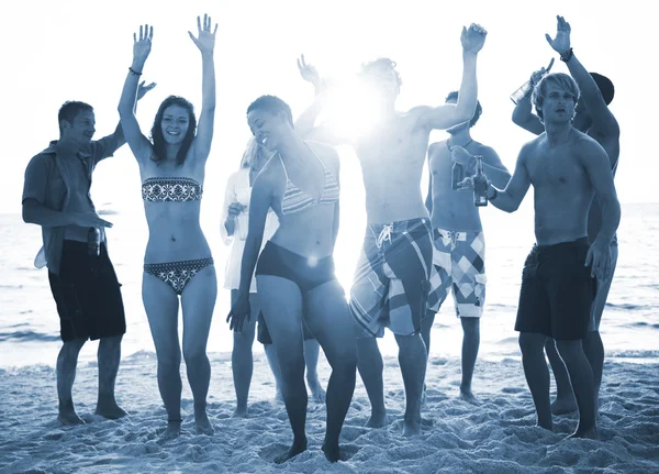Люди в пляжну вечірку, літній концепції — стокове фото