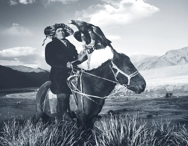 El hombre kazajo caza zorros y lobos — Foto de Stock