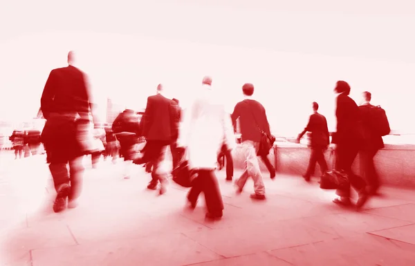 Pessoas de negócios caminhando na hora do Rush — Fotografia de Stock