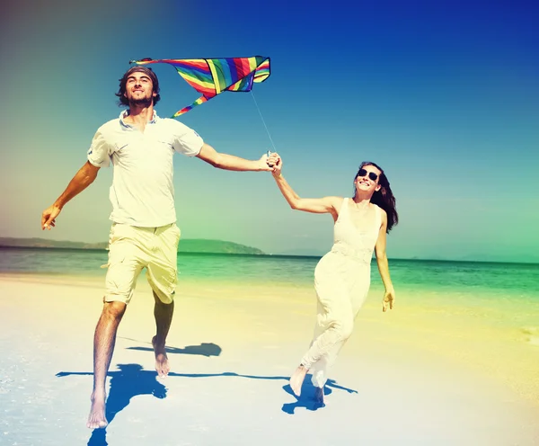 Para na plaży z latawca-latający koncepcja — Zdjęcie stockowe