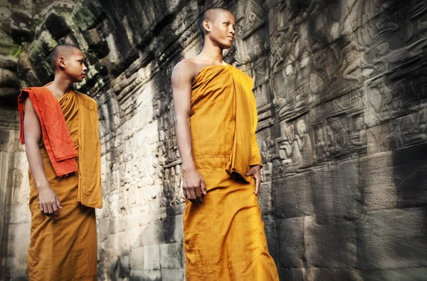 Contemplating Monks, Angkor Wat — Stock Photo, Image
