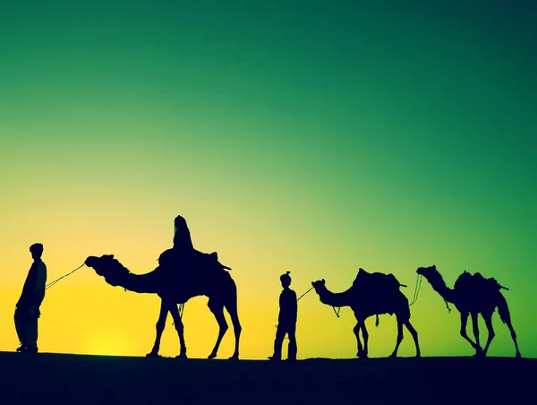 Άνδρες ιππασία καμήλες στην έρημο — Φωτογραφία Αρχείου