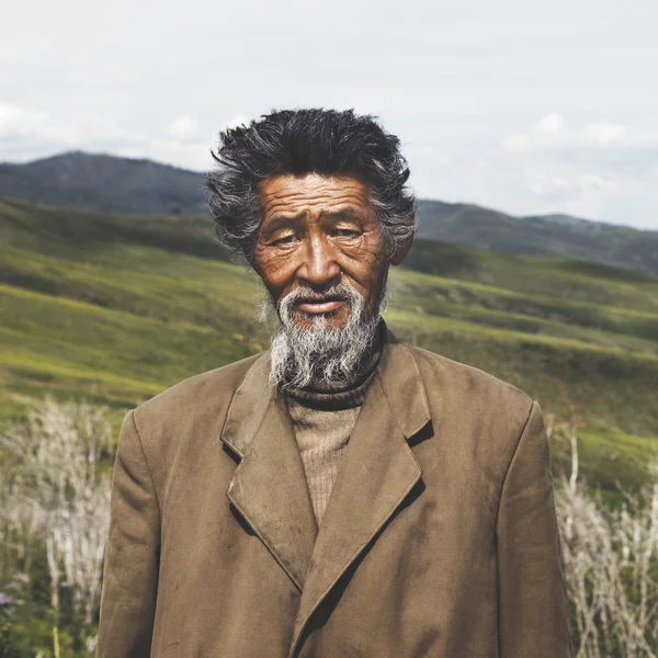 Mongolischer Mann auf dem Feld — Stockfoto