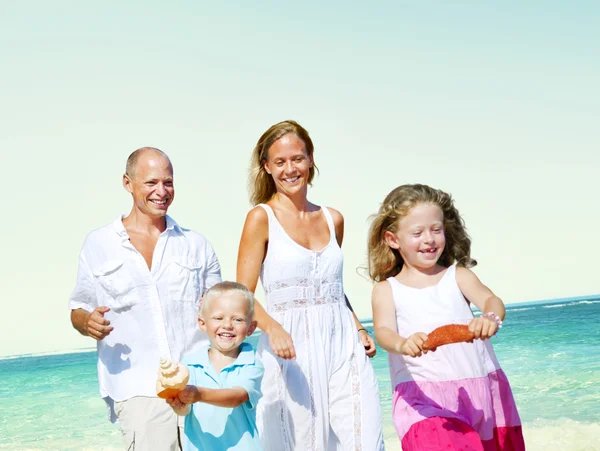 Семья на пляжном лете — стоковое фото