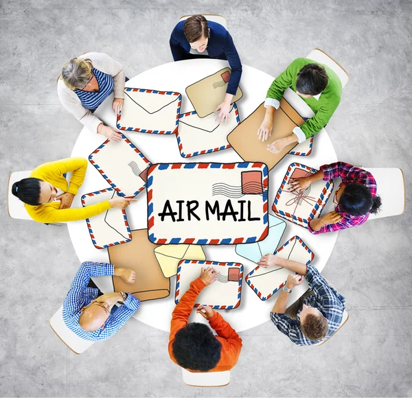 Personer med Air Mail koncept — Stockfoto