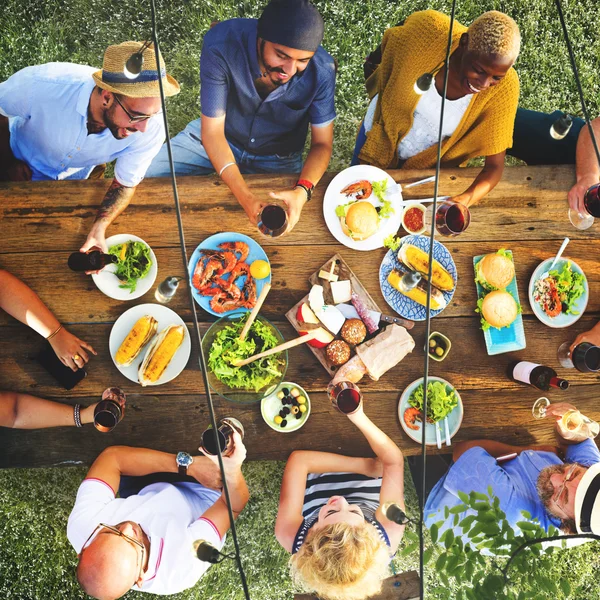 Amigos Comer al aire libre — Foto de Stock