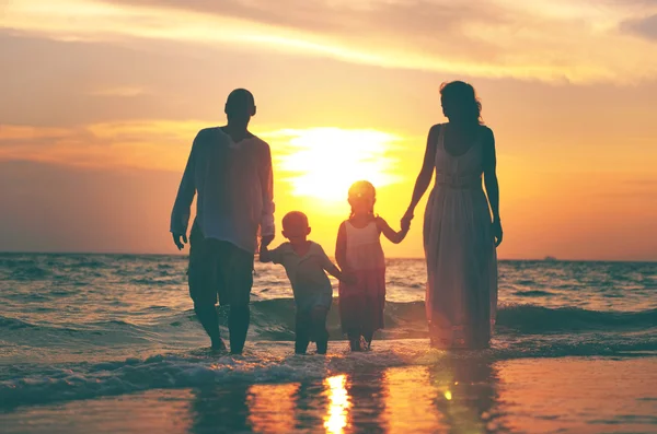 Familia caminando en el concepto de playa — Foto de Stock