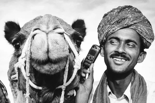 Asiatico uomo utilizzando telefono — Foto Stock