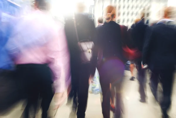 Mensen lopen over straat — Stockfoto