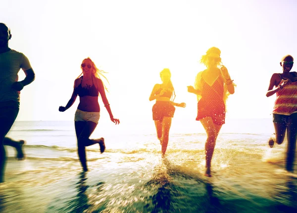 Щасливі друзі розважаються на пляжі — стокове фото