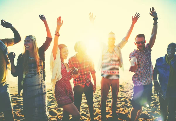 Amigos alegres pasar el rato en la fiesta de la playa — Foto de Stock