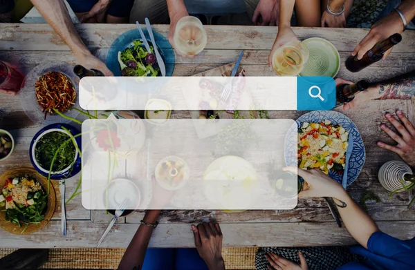 Essen und Trinken auf dem Tisch — Stockfoto