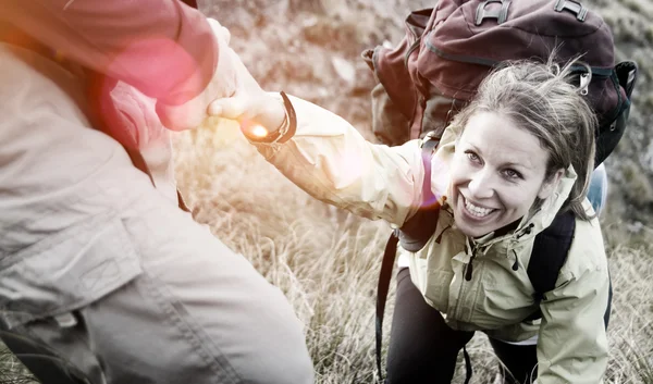 Paar wandelen en klimmen in berg Concept — Stockfoto