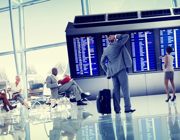 Επιχειρηματίες ταξιδεύουν στο αεροδρόμιο — Φωτογραφία Αρχείου