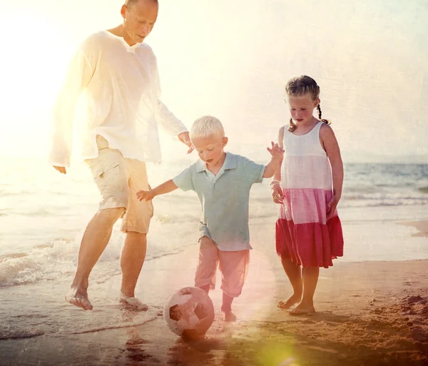 Famille à la plage jouer Football Concept — Photo