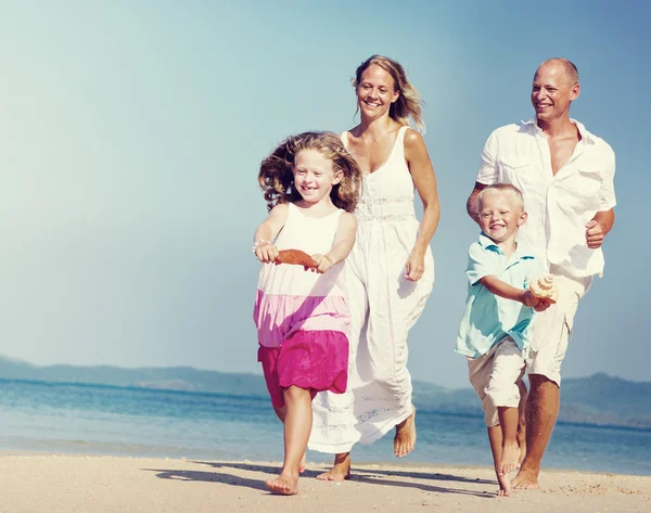 Famiglia che corre in spiaggia Concetto estivo — Foto Stock