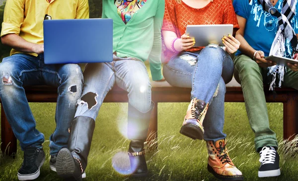 Vrienden zittend op de Bank met laptopcomputers — Stockfoto