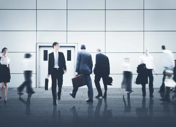 People walking across street — Stock Photo, Image