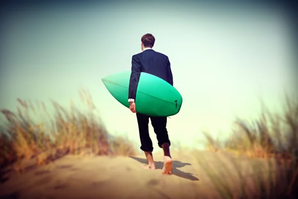 İşadamı ve sörf tahtası kavramı — Stok fotoğraf