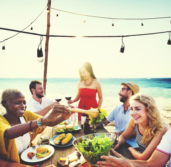 Friends Dining on Beach — Fotografie, imagine de stoc