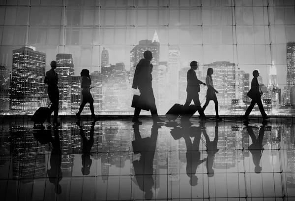 Affärsmän promenader i staden — Stockfoto