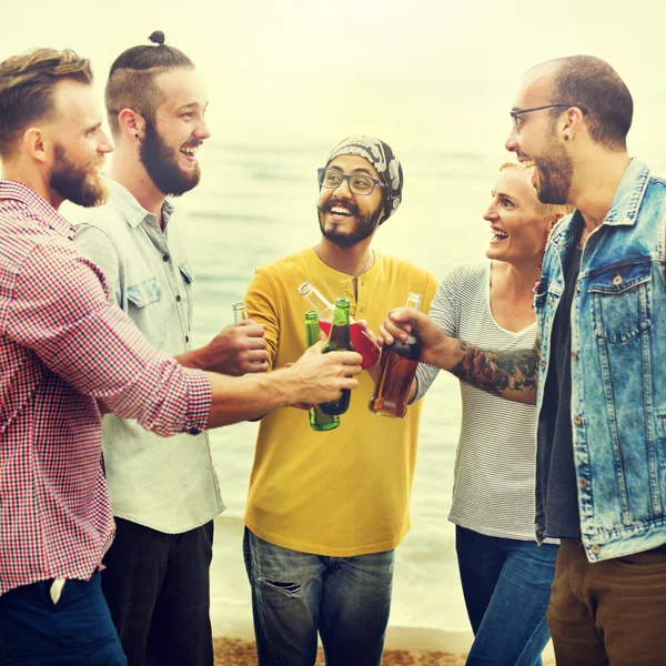 Freunde hängen auf der Beachparty ab — Stockfoto