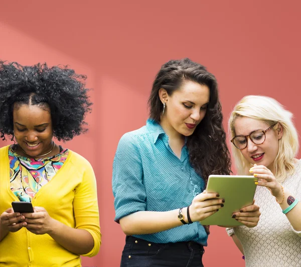 Vrouwelijke studenten met behulp van tablet pc — Stockfoto