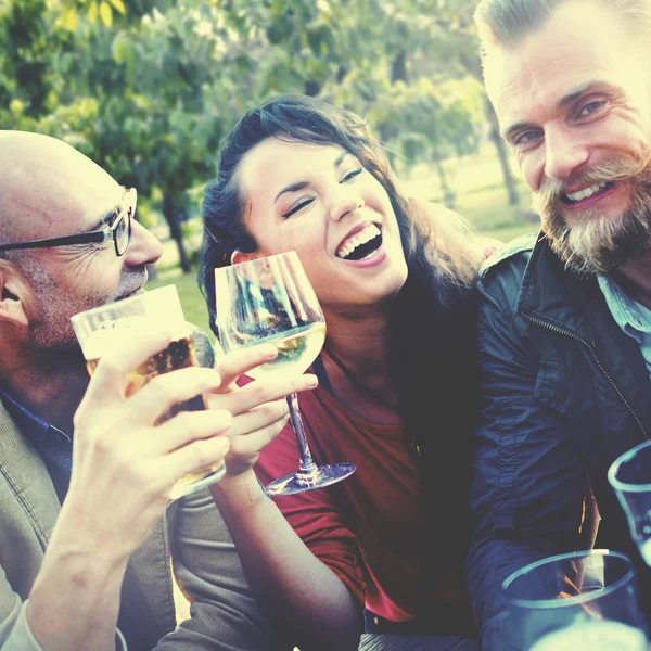 Amigos celebrando no conceito de festa — Fotografia de Stock