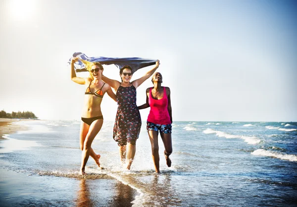 Kobiecości dziewczyny na plaży — Zdjęcie stockowe