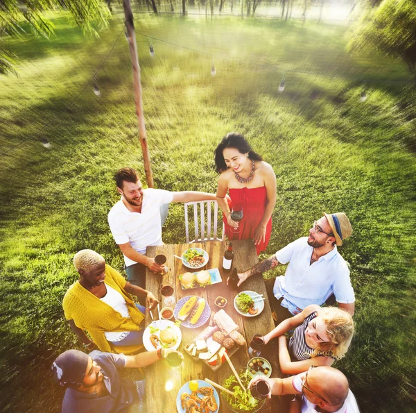 Amigos Jantar ao ar livre — Fotografia de Stock