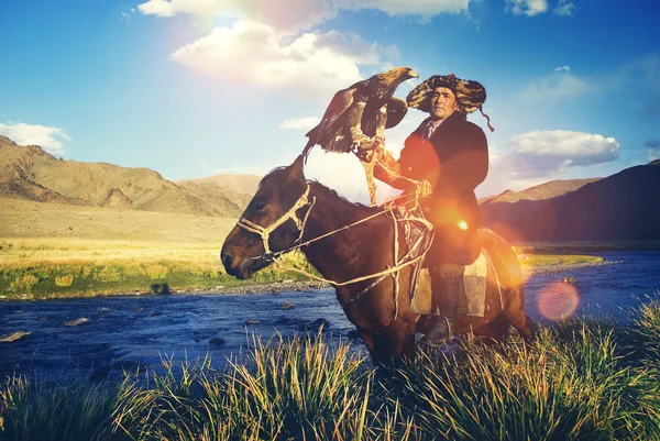 Kazak erkek avlamak tilki ve Kurtlar — Stok fotoğraf