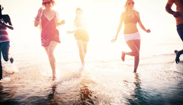 Happy friends having fun on the beach — Stock Photo, Image