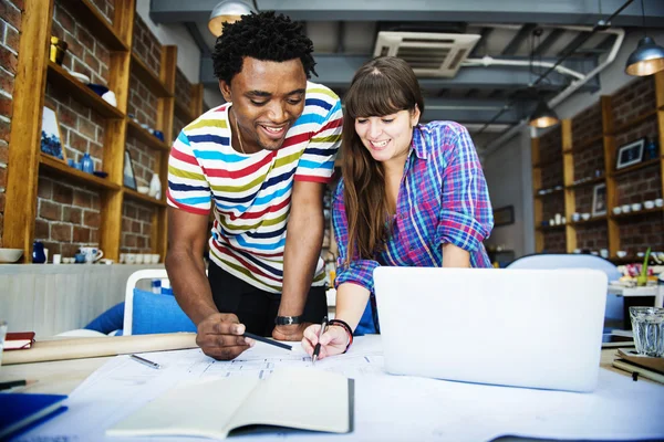 Unterschiedliche Menschen arbeiten zusammen — Stockfoto