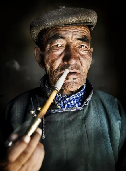 Uomo mongolo fumare una pipa — Foto Stock