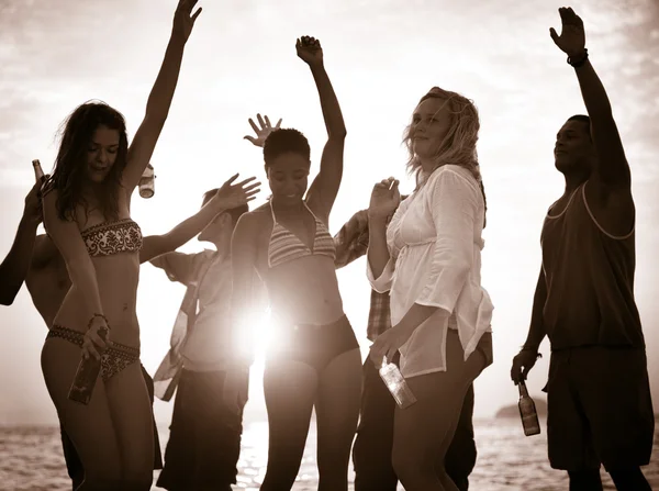 Άνθρωποι στο Beach Party, καλοκαίρι έννοια — Φωτογραφία Αρχείου