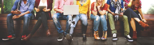 Vrolijke studenten in college park — Stockfoto