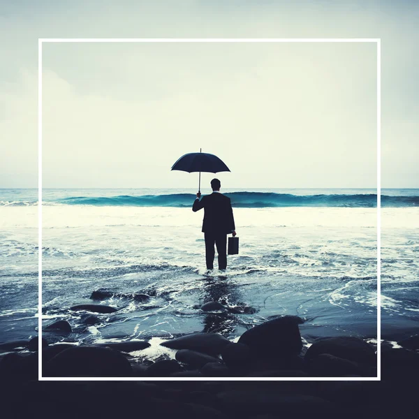 Homme d'affaires avec parapluie Concept — Photo