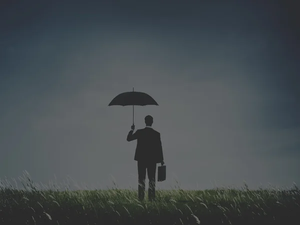 İşadamı ayakta şemsiye kavramı — Stok fotoğraf