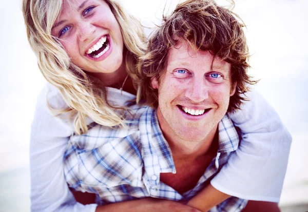 Paar op strand Bonding, uitje Concept — Stockfoto