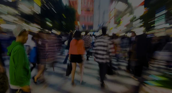 Pessoas andando através da rua — Fotografia de Stock