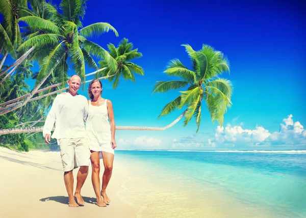 Pareja en la playa en el concepto de vacaciones de vacaciones —  Fotos de Stock